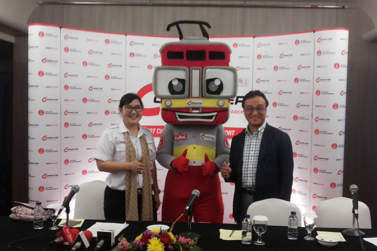 Maskot layanan kereta rel listrik commuter line yang diberi nama Karel (tengah). Maskot ini diperkenalkan kepada publik mulai Rabu (5/7/2017). 