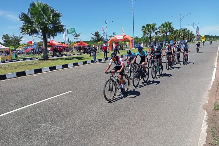 Para pembalap sepeda di Criterium Tanjungpinang 2022 tengah berlomba. Criterium Tanjungpinang Race 2022 merupakan kejuaraan perdana yang digelar oleh ISSI Tanjungpinang pascapandemi Covid-19.