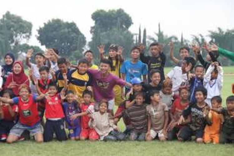 Dalam memperingati hari AIDS se-dunia, Rumah Cemara mengadakan pelatihan untuk pelatih sepakbola usia dini di Bandung.