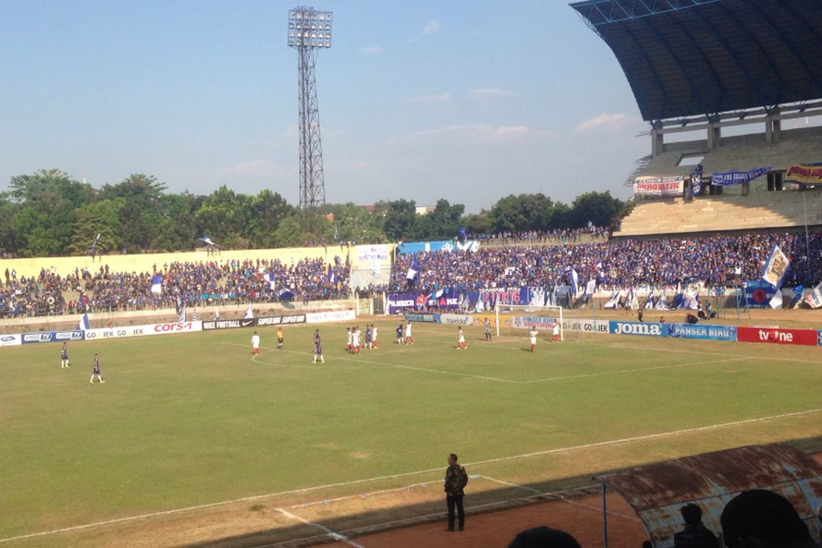 Laga antara PSIS Semarang versus  Persis Solo di Jatidiri, Semarang, Senin (21/8/2017)
