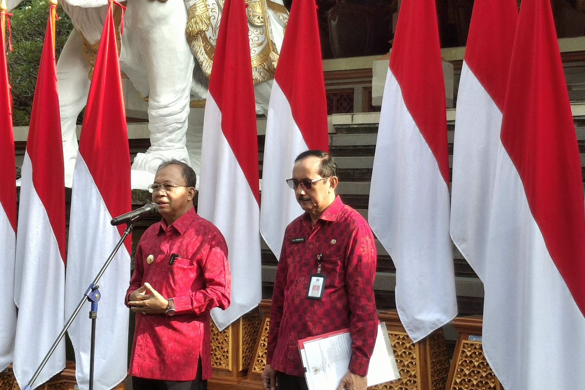 Gubernur Bali Wayan Koster didampingi didampingi Kepala Dinas Pariwisata Bali Tjok Bagus Pemayun dalam konferensi pers terkait Surat Edaran No 7 Tahun 2025 tentang tatanan baru bagi wisman selama berada di Bali, yang digelar di Rumah Jabatan Gubernur Bali, pada Senin (24/2/2025). KOMPAS.COM/ Yohanes Valdi Seriang Ginta