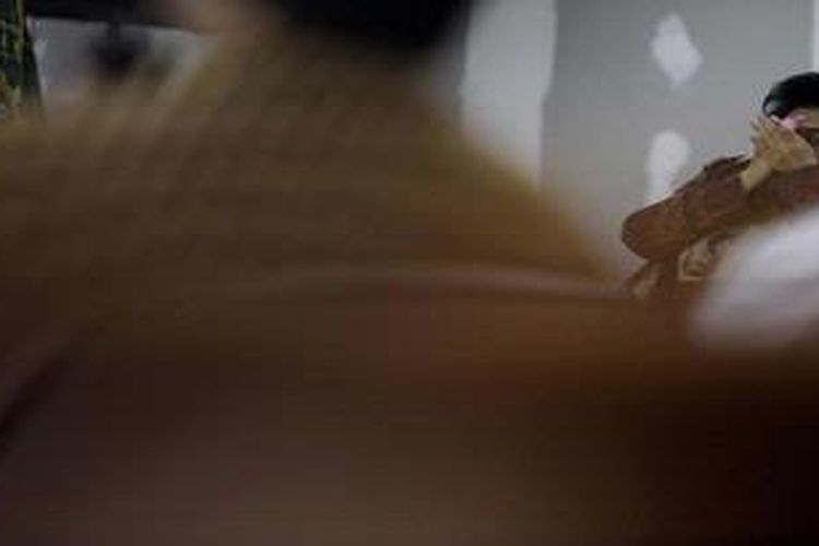 Terdakwa Hartati Murdaya mendengarkan kesaksian dua anak buahnya di Pengadilan Tindak Pidana Korupsi, jakarta, Senin (17/12/2012). Kedua saksi Direktur dan Direktur Keuangan PT Hardaya Inti Plantation, Totok Lestiyo dan Arim memberikan keterangan seputar dugaan suap kepada Buapti Buol, Amran Batalipu.

