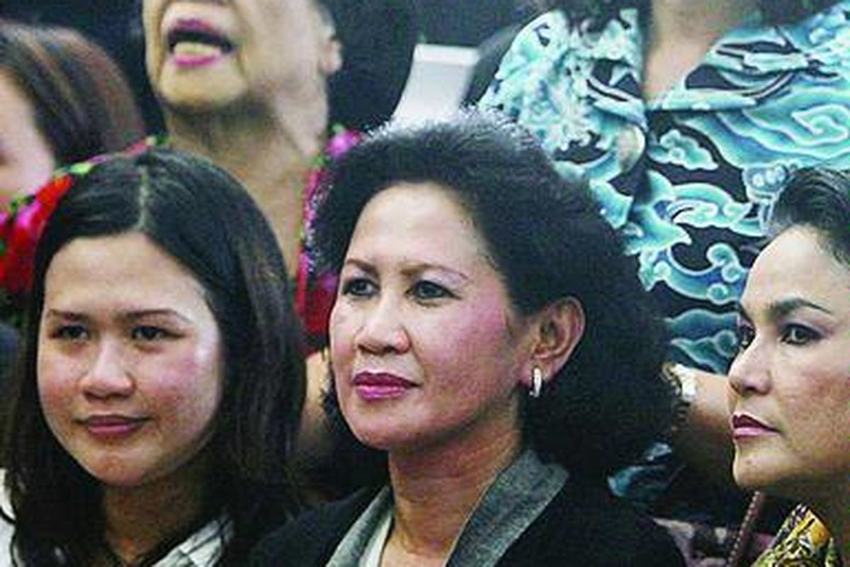 Majelis hakim Pengadilan Negeri Jakarta Selatan menolak gugatan praperadilan penahanan mantan Kepala Badan Reserse Kriminal Polri Komisaris Jenderal Susno Duadji. Saat pembacaan putusan, Senin (31/5), hadir putri sulung Susno, Indira Tantri Maharani (kiri), dan istri Susno, Ny Herawati (tengah).