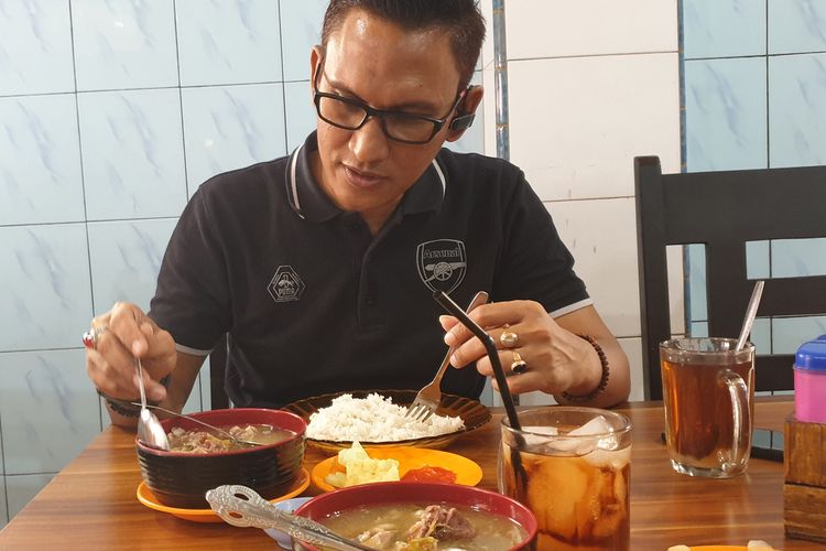 Pengunjung menikmati soto di warung Banglades di  Jalan Perdagangan, Desa Pusong, Kecamatan Banda Sakti, Kota Lhokseumawe, Aceh, Minggu (9/6/2019).