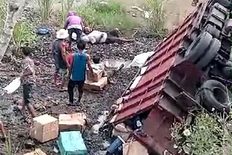 Truk bermuatan paket barang kiriman terguling ke sungai usai gagal melewati tanjakan di cek dam Kali Semut, Desa Ngaringan, Kecamatan Gandusari, Kabupaten Blitar, Jumat (17/5/2024)