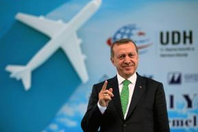 Perdana Menteri Turki, yang juga presiden terpilih, Recep Tayyip Erdogan saat meletakkan batu pertama pembanguna bandara Istanbul yang baru.