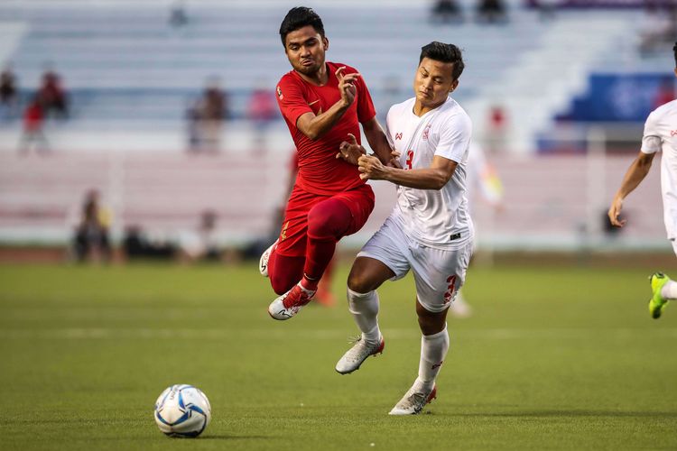 Pemain Timnas U-23 Indonesia Asnawi Mangkualam beraksi saat melawan pemain Timnas Myanmar dalam pertandingan Semifinal SEA Games 2019 di Stadion Rizal Memorial, Manila, Filipina, Sabtu (7/12/2019). Timnas Indonesia menang 4-2 dari Myanmar.