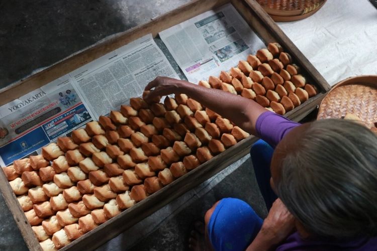 Usaha UMKM roti kolmbeng di Pedukuhan Diran, Kalurahan Sidorejo, Kapanewon Lendah, Kabupaten Kulon Progo, Daerah Istimewa Yogyakarta. Roti legendaris yang bertahan hingga tiga generasi.