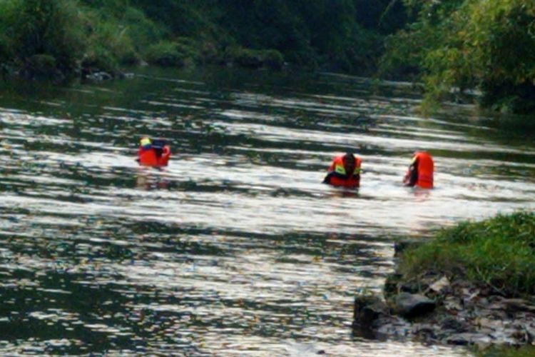 Tim SAR Gabungan melakukan pencarian terhadap S (30) warga Sariharjo, Kapanewon Imogiri, Bantul, DI Yogyakarta yang diduga menceburkan diri ke Sungai Opak, Sariharjo, Bantul.