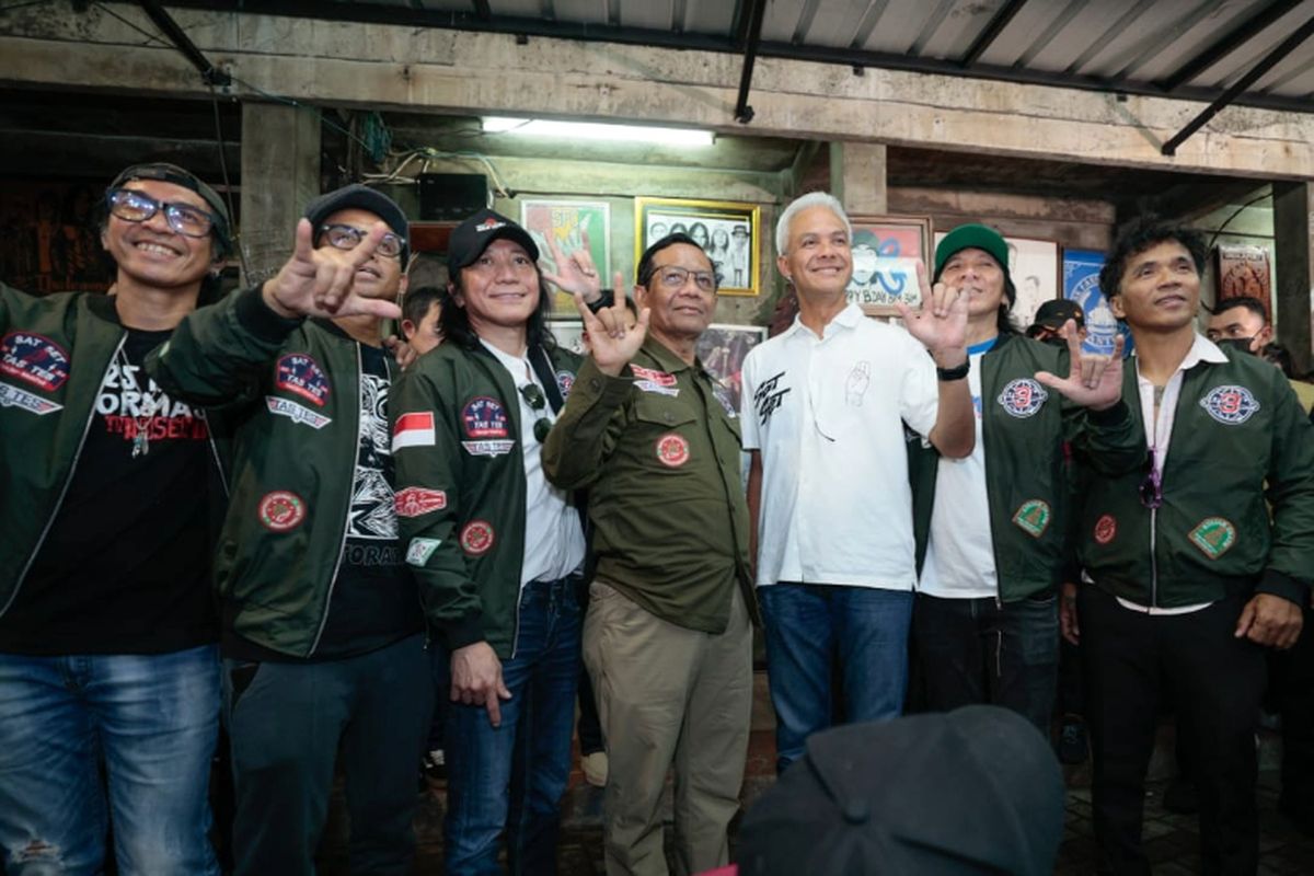 Capres Ganjar Pranowo dan Cawapres Mahfud MD mendatangi markas Slank. 
