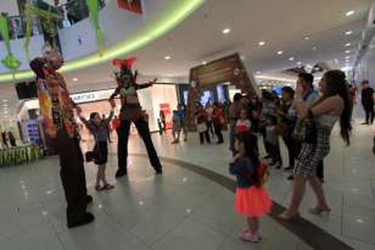 Tarian kreasi yang dibawakan penari dari Kementerian Pariwisata memukau ratusan pasang mata pengunjung  dalam rangkaian penutupan Festival Produk Indonesia di Vivacity Mall, Kuching, Malaysia