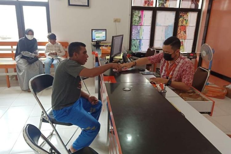 Pekerja mencairkan dana BSU di Kantor Pos Cabang Pusat Cakranegara, Mataram, Nusa Tenggara Barat (NTB)