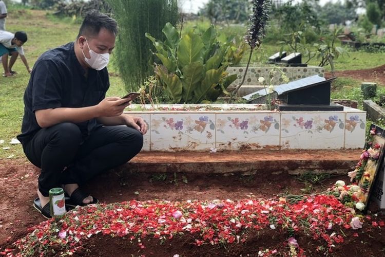 Vicky Prasetyo saat berziarah ke makam ibunda Kalina Ocktaranny, Een Wardhania di TPU Ciputat, Tangerang Selatan pada Senin (28/3/2022). 
