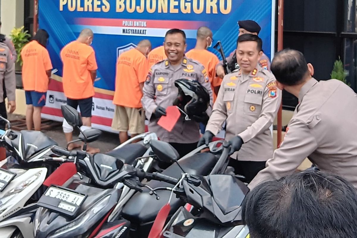 Kapolres Bojonegoro, AKBP Afrian Satya Permadi ungkap kasus pencurian sepeda motor di 30 lokasi oleh pasutri asal Kabupaten Lamongan. Selasa (16/9/2025).