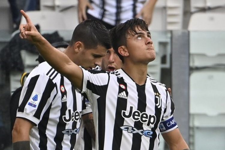 Paulo Dybala (kanan) ketika merayakan gol pada laga pekan keenam Liga Italia yang mempertemukan Juventus vs Sampdoria di Stadion Allianz, Turin, Italia, Minggu (26/9/2021).