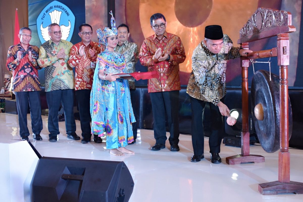 Menteri Pendidikan Kebudayaan (Mendikbud), Muhadjir Effendy, saat membuka Dialog Kebijakan PAUD dan Pendidikan Keluarga, di Bandung, Jawa Barat (7/12/2018).