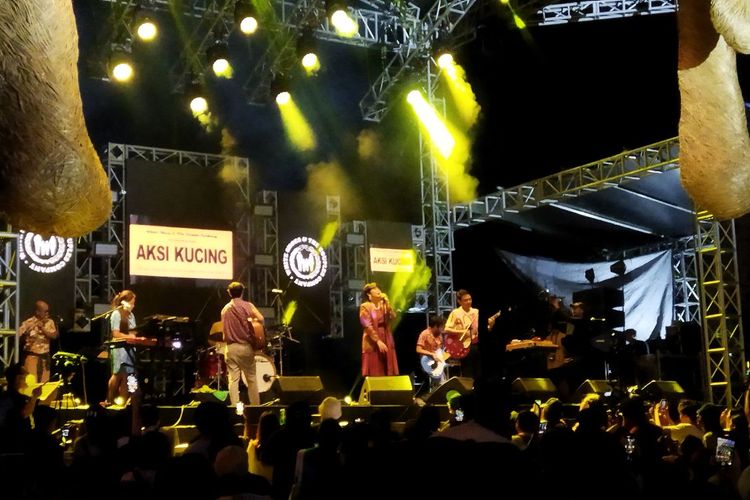 White Shoes & The Couples Company saat menutup hari pertama Joyland Festival di Nusa Dua, Bali, Jumat (25/3/2022). 