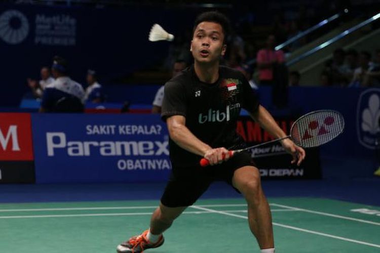 Pebulu tangkis tunggal putra Indonesia, Anthony Sinisuka Ginting, mengembalikan kok dari pemain Denmark, Jan O Jorgensen, pada babak pertama BCA Indonesia Open Superseries Premier 2016 di Istora Gelora Bung Karno, Senayan, Jakarta, Rabu (1/6/2016).