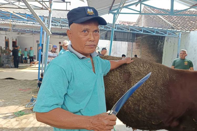Sekali Tarik, Seketika Roboh: Kisah Pak Sadi Menjaga Sembelihan Kurban Tetap Halal dan Minim Rasa Sakit