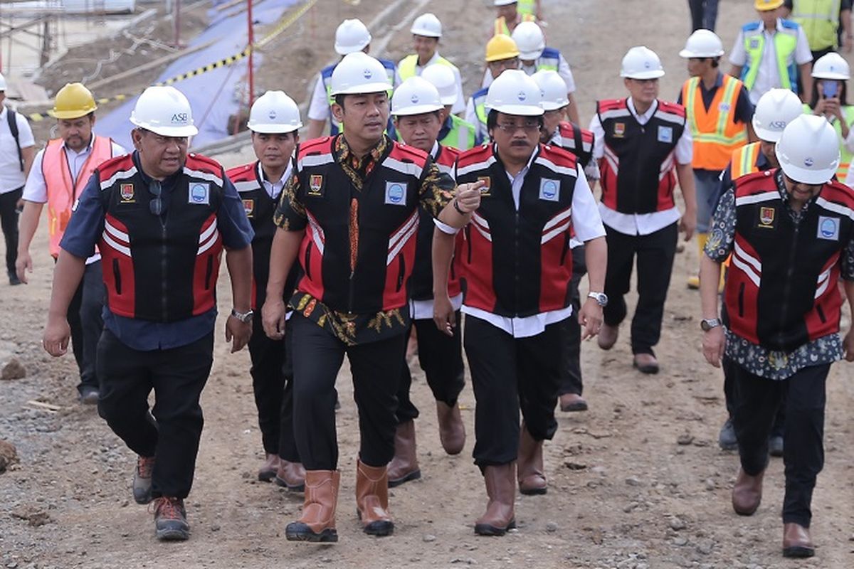 Wali Kota Semarang Hendrar Prihadi bersama jajaran PDAM Tirta Moedal, meninjau pelaksanaan proyek SPAM Semarang Barat, di kawasan Jatibarang, Rabu (12/2/2020).
