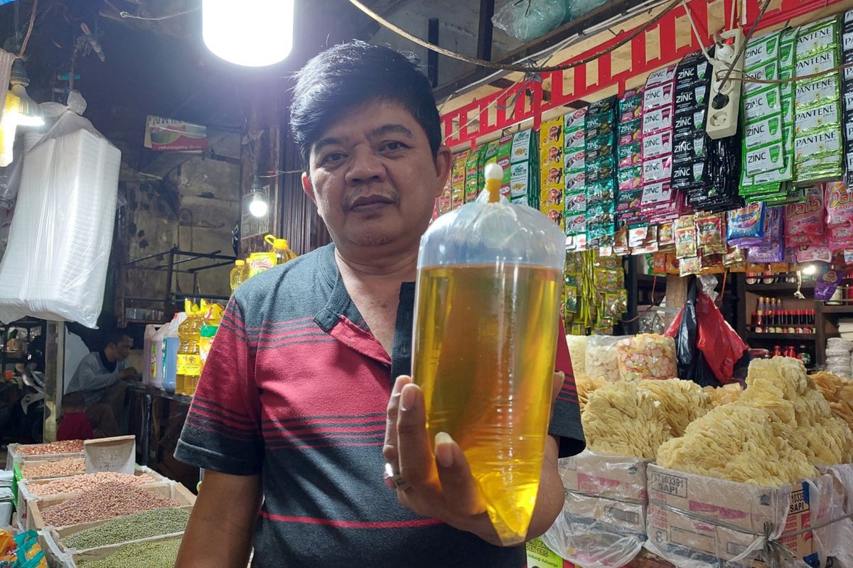 Inggwan (55), pedagang di Pasar Anyar, Kota Tangerang, yang mengeluh soal kenaikan harga minyak goreng, Jumat (29/10/2021).