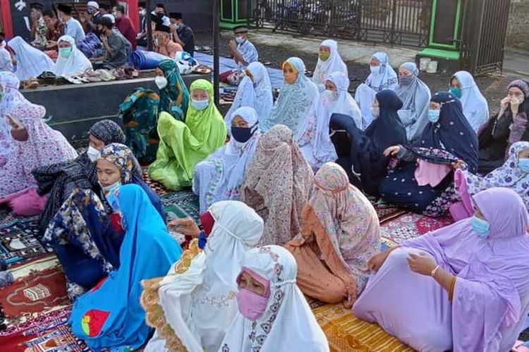 Ratusan penganut aliran Islam Aboge (Alif Rebo Wage) melaksanakan salat ied di Masjid Sayyid Kuning, Desa Onje, Kecamatan Mrebet, Purbalingga, Jawa Tengah, Jumat (14/5/2021).