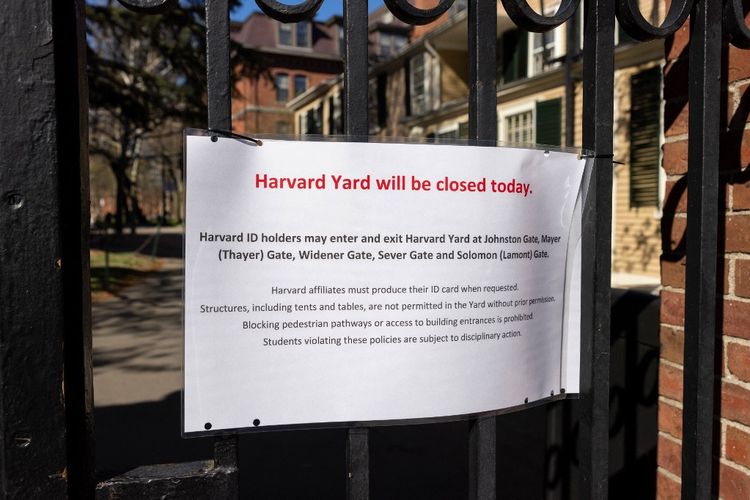 Sebuah tanda yang menandai penutupan Harvard Yard bagi orang-orang non-afiliasi Harvard untuk mencegah demonstrasi terlihat pada 22 April 2024 di Cambridge, Massachusetts.