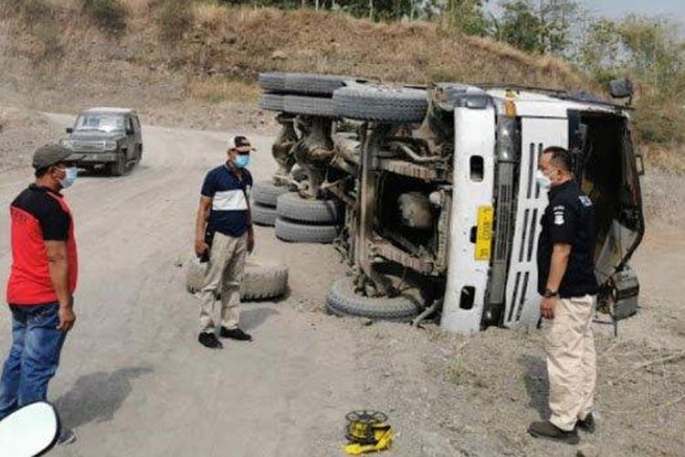 Dump truck di lokasi tambang tambang Galian-C Dusun Buluresik, Desa Manduro Manggung Gajah, Kecamatan Ngoro, Kabupaten Mojokerto. 
