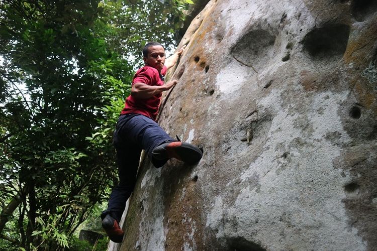 Anggota organisasi Mahasiswa Pencinta Alam Universitas Indonesia (Mapala UI) sedang memanjat dengan teknik bouldering di tebing Gunung Bongkok, Desa Sukamulya, Kecamatan Tegal Waru, Kabupaten Purwakarta, Jawa Barat, Minggu (14/4/2019). Gunung Bongkok merupakan salah satu titik wisata panjat tebing di Jawa Barat.