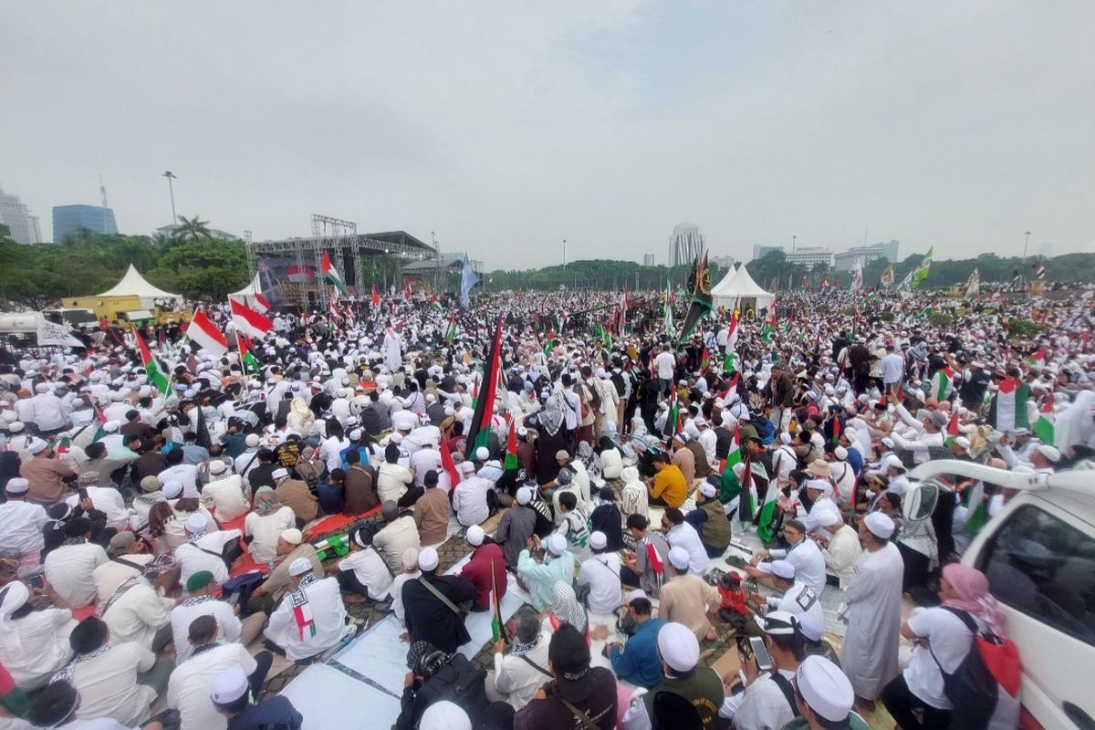 Ribuan peserta aksi munajat kubro Persaudaraan Alumni (PA) 212 hadir di kawasan Monas, Jakarta Pusat, Sabtu (2/12/2023).