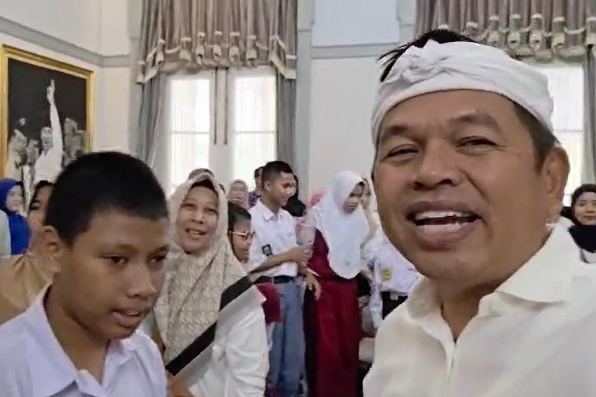 Gubernur Jawa Barat Dedi Mulyadi saat bertemu dengan para guru dan siswa SLB Pajajaran di Gedung Pakuan, Bandung, Jawa Barat, Selasa (20/5/2025).