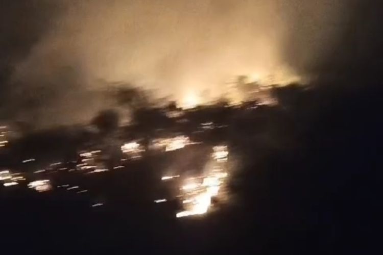 Kebakaran di Gunung Cengkik, Kecamatan Tegalwaru, Karawang, Jawa Barat, Minggu (15/10/2023) malam.