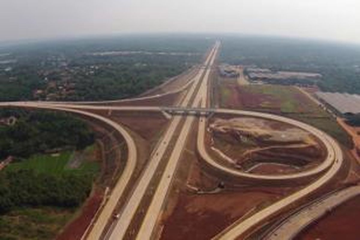 Ruas jalan Tol Cikopo-Palimanan, Subang, Jawa Barat, Kamis (18/6/2015). Tol Cikopo-Palimanan yang merupakan ruas jalan tol terpanjang di Indonesia yakni 116,75 kilometer tersebut diharapkan dapat mengurangi beban jalur Pantai Utara (pantura) Jawa hingga 60 persen.