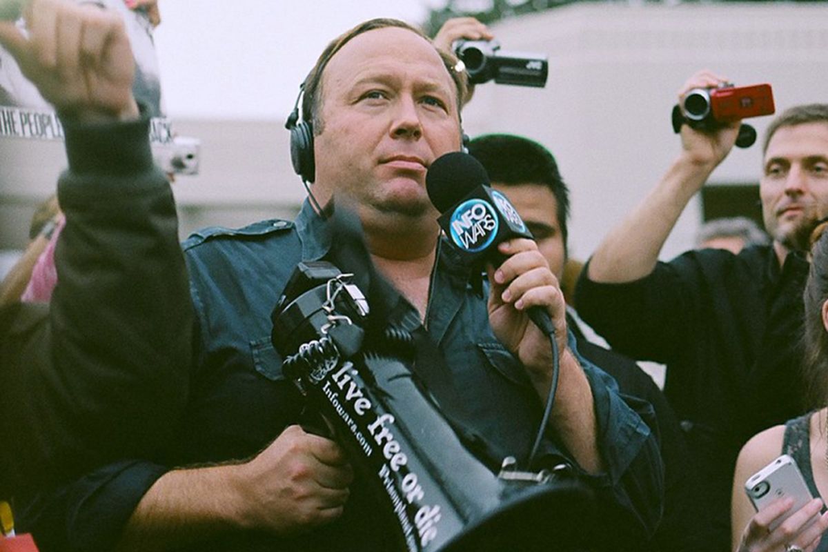 Alex Jones dalam sebuah protes di Dallas, AS, tahun 2014.