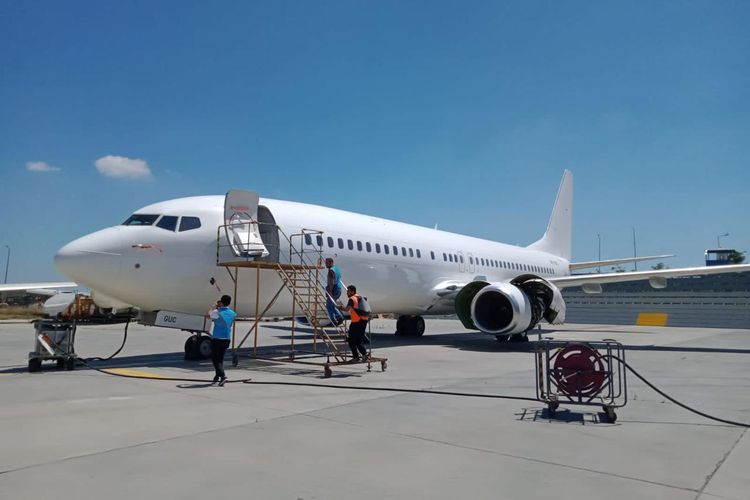 Pesawat Boeing 737-800 NG yang tiba di Bandara Internasional Soekarno-Hatta pada Jumat (4/8/2023) malam.