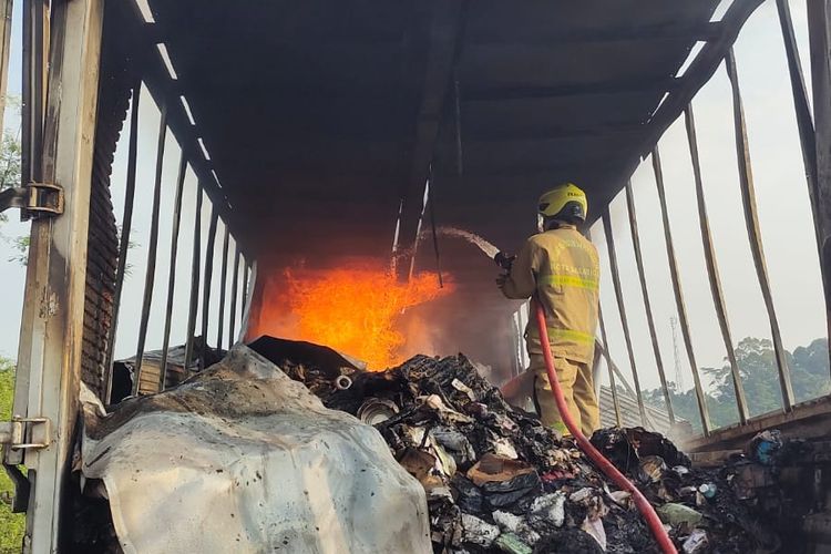 Angkut Paket Shopee 7 Ton, Truk Terbakar di Tol Semarang-Solo