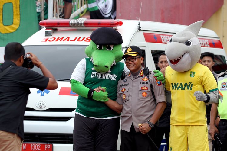 Maskot Persebaya Surabaya, Zoro dan Jojo foto bersama Kapolres Sidoarjo, Kombes Pol Sumardji.