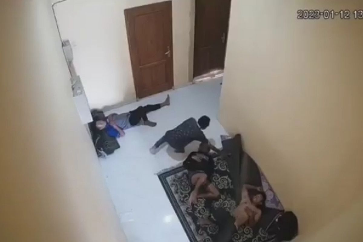 Aksi pencurian di dalam Masjid At-Taubah di Koja, Jakarta Utara terjadi pada Kamis (12/1/2023). Dalam rekaman kamera CCTV pelaku beraksi seorang diri lalu menggasak ponsel serta tas berisi uang milik pekerja bangunan yang sedang tidur siang. 