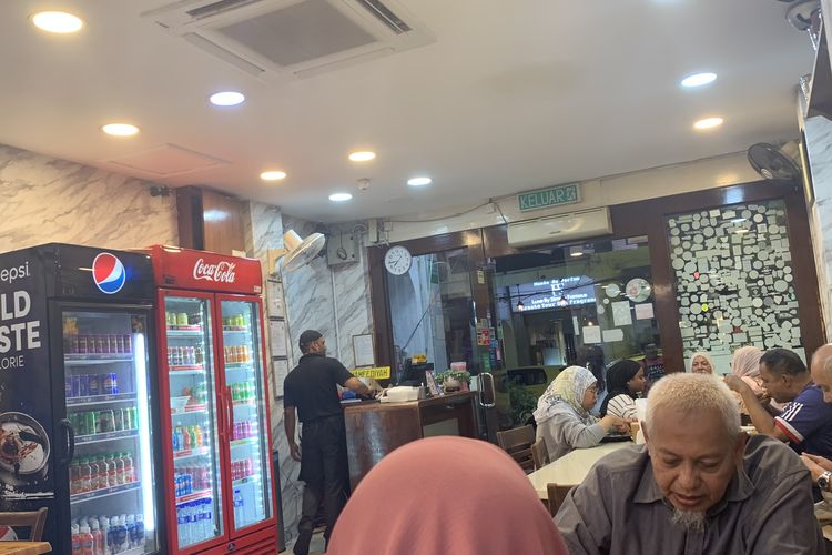 Suasana Restoran Hameediyah, tempat makan nasi kandar pertama di Penang, Malaysia. Buka pada 1907 dan terkenal dengan masakan India-Muslim yang autentik.