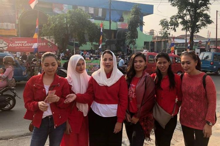 BMP) kembali mengajak masyarakat ikut bergoyang Senam Sehat Goyang Dayung Jokowi. Kali ini, BMP mendatangi warga di Pasar Pondok Labu, Cilandak, Jakarta Selatan, Minggu (09/09/2018) pagi.
