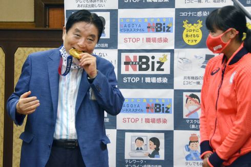 Wali Kota Penggigit Medali Emas Olimpiade Tokyo 2020 Kena Sanksi Potong Gaji