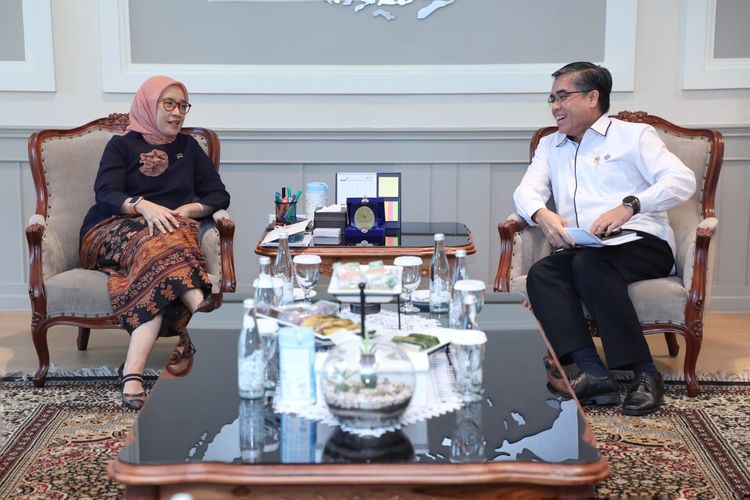 Menpan-RB Rini Widyantini bertemu dengan Menaker Yassierli di Kantor Kemenpan-RB, Jumat (16/5/2025).
