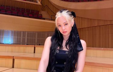 Gaya rambut two tone monokrom yang ikonik ala Jennie BLACKPINK