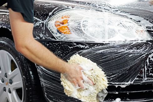 Awas Lecet, Ini Cara Mencuci Mobil yang Benar