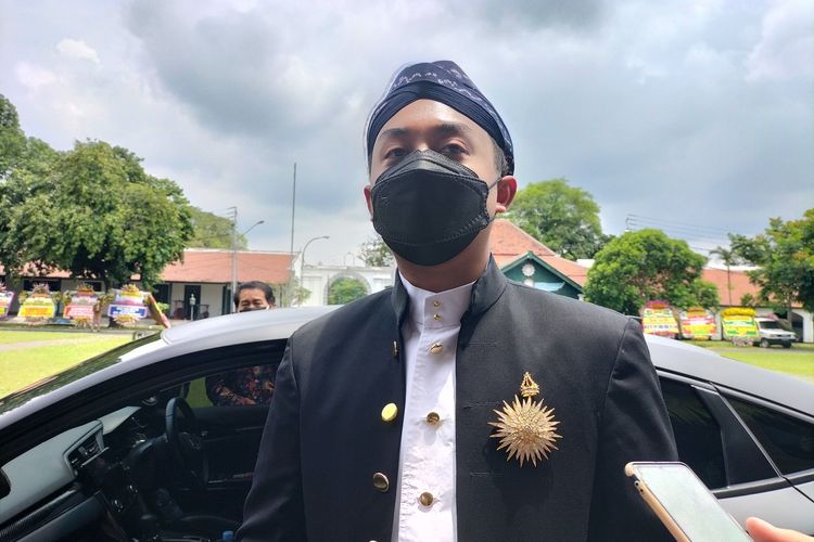 Putra Mahkota Kanjeng Gusti Pangeran Haryo (KGPH) Purbaya, Putra Mahkota Keraton Solo (tengah) dan adik dari Sinuhun Keraton Kasunana Solo, Gusti Kanjeng Ratu (GKR) Wandansari atau yang akrab dipanggil Gusti Moeng (Memakai kebaya warna pink tas hitam)