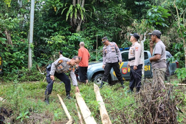 Aparat Polres Tanggamus memeriksa lokasi perkebunan warga yang dimasuki kawanan gajah liar di Pekon Sedayu, Jumat (5/8/2023).