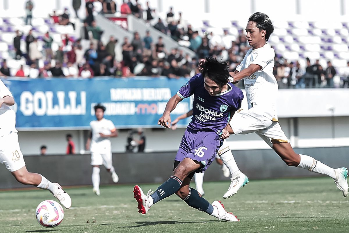 Aksi pada pertandingan Persita vs Arema FC bergulir di Stadion Indomilk Arena Tangerang pada laga lanjutan Liga 1 2024-2025, Minggu (20/4).

