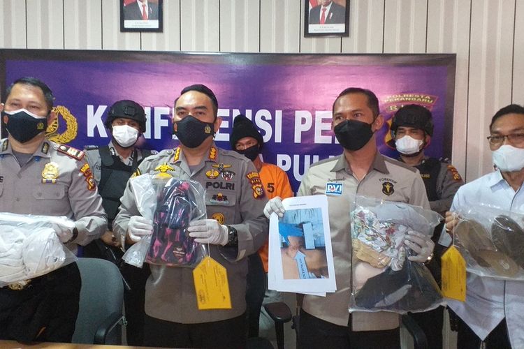 Kapolresta Pekanbaru Kombes Pol Pria Budi saat menggelar konferensi pers di Polsek Limapuluh terkait pengungkapan kasus pembunuhan istri siri disebuah hotel di Kota Pekanbaru, Riau, Jumat (15/10/2021).