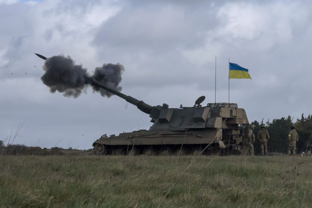 Tentara Ukraina menembakkan amunisi dari AS90 saat mereka mengikuti latihan militer di kamp pelatihan militer di lokasi yang dirahasiakan di Inggris, Jumat, 24 Maret 2023.