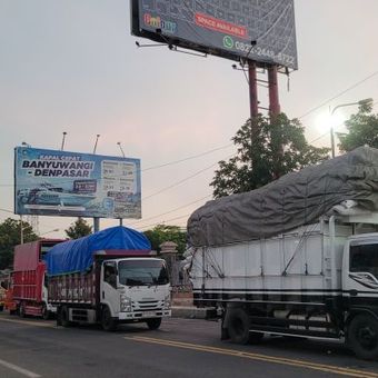 Truk logistik antre di jalan arteri depan pintu masuk Pelabuhan Ketapang, Banyuwangi, Jawa Timur. Minggu (29/3/2026).